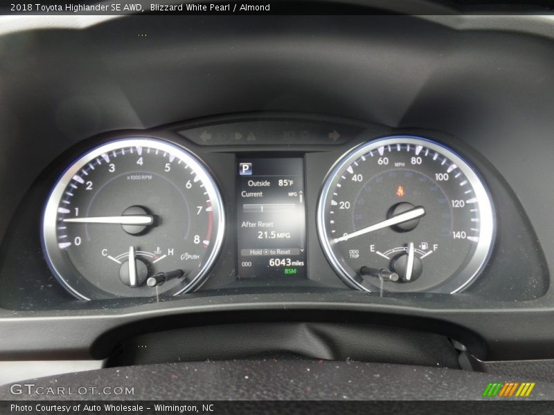Blizzard White Pearl / Almond 2018 Toyota Highlander SE AWD