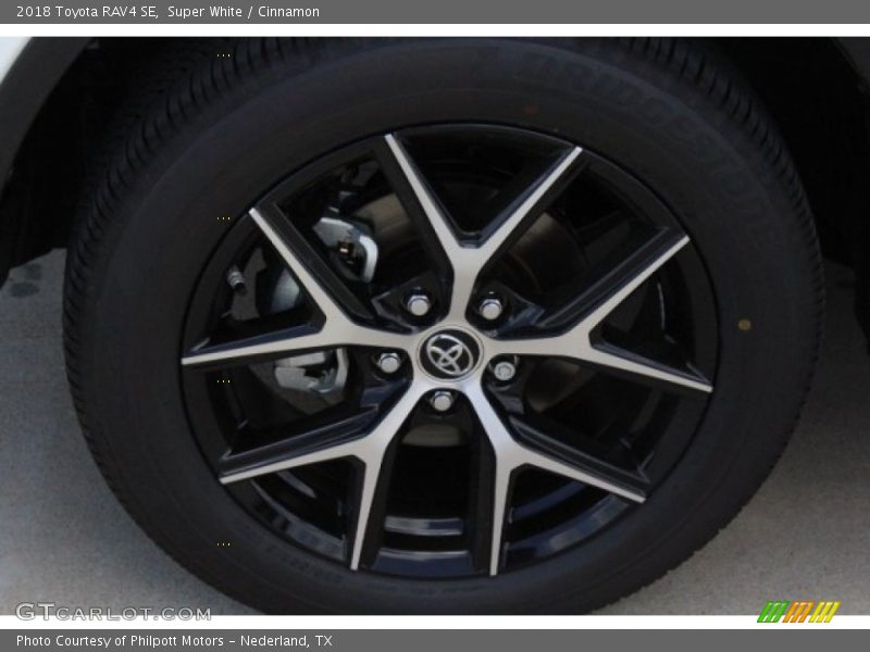 Super White / Cinnamon 2018 Toyota RAV4 SE