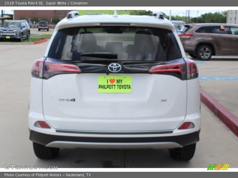 Super White / Cinnamon 2018 Toyota RAV4 SE