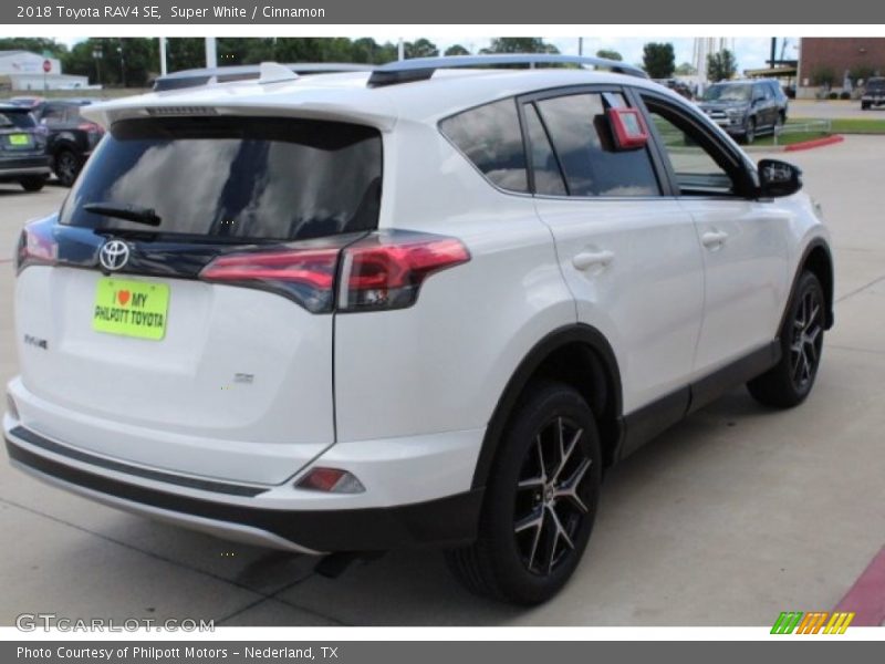 Super White / Cinnamon 2018 Toyota RAV4 SE