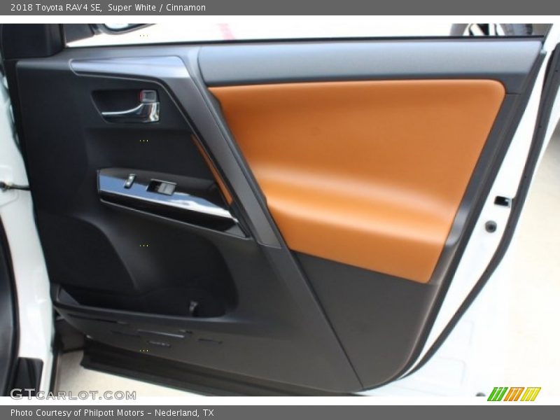 Super White / Cinnamon 2018 Toyota RAV4 SE