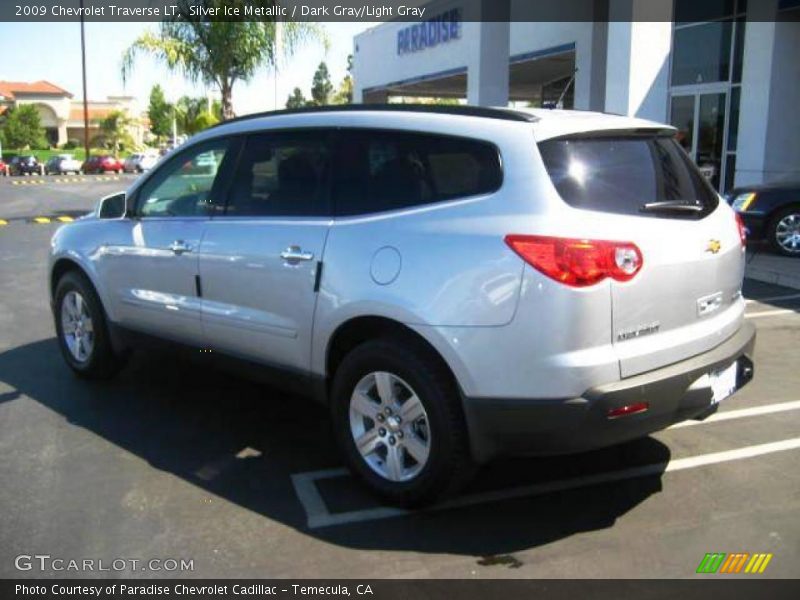 Silver Ice Metallic / Dark Gray/Light Gray 2009 Chevrolet Traverse LT