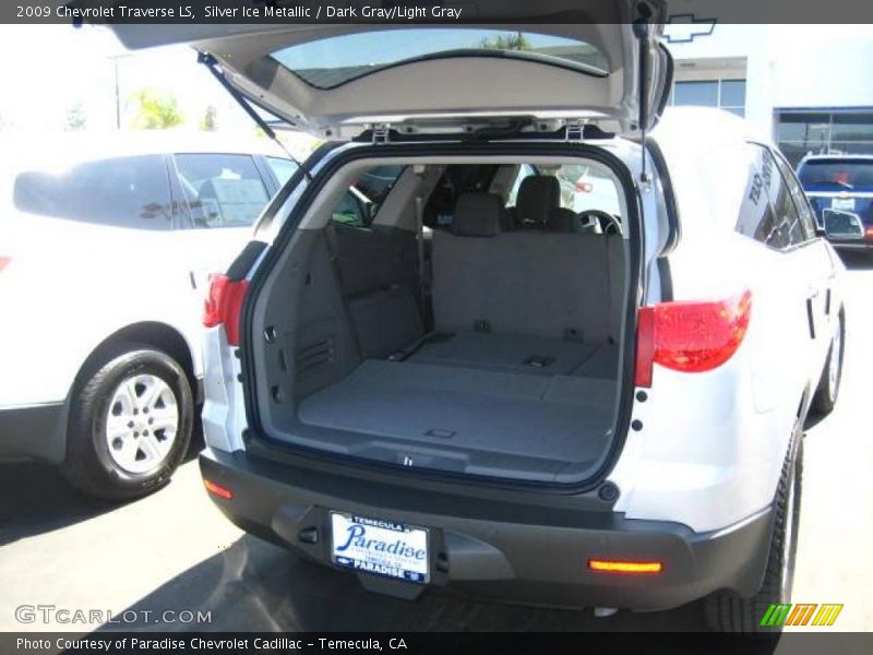 Silver Ice Metallic / Dark Gray/Light Gray 2009 Chevrolet Traverse LS