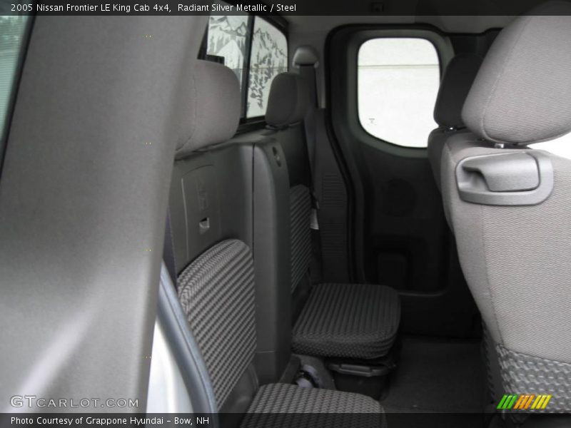 Radiant Silver Metallic / Steel 2005 Nissan Frontier LE King Cab 4x4
