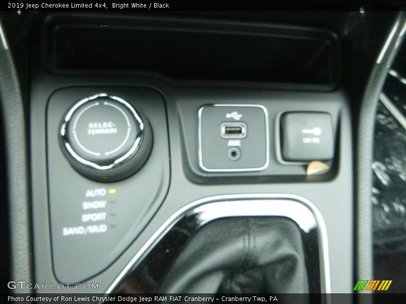 Bright White / Black 2019 Jeep Cherokee Limited 4x4