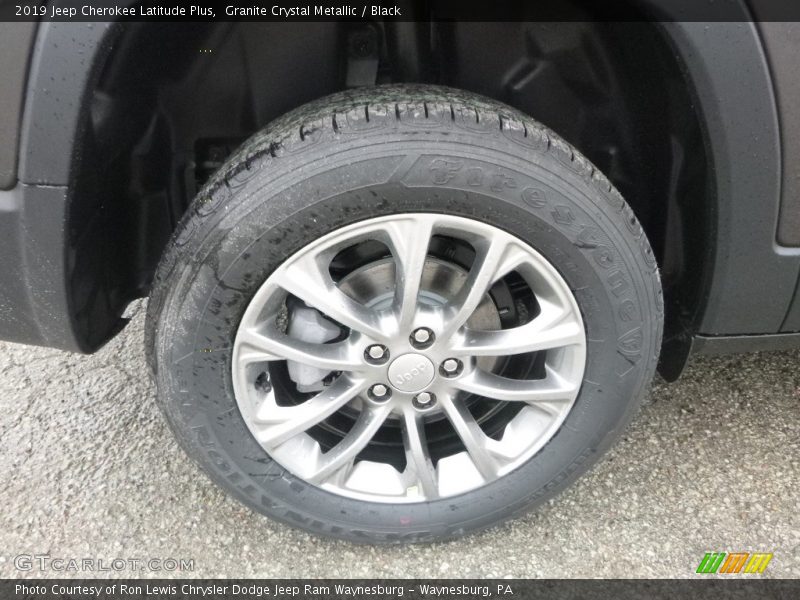Granite Crystal Metallic / Black 2019 Jeep Cherokee Latitude Plus