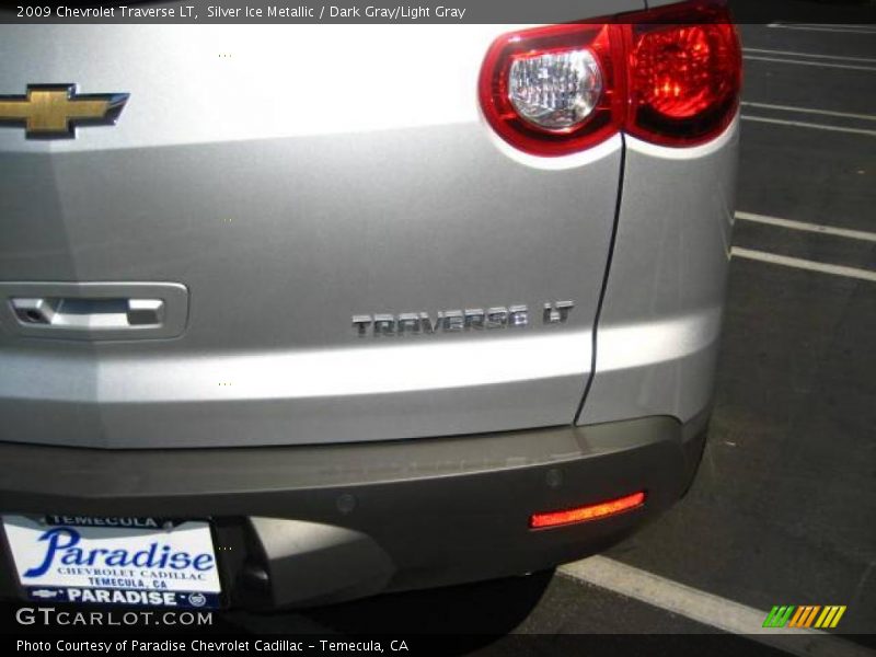 Silver Ice Metallic / Dark Gray/Light Gray 2009 Chevrolet Traverse LT