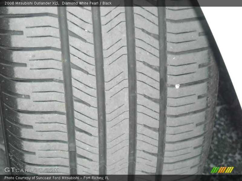 Diamond White Pearl / Black 2008 Mitsubishi Outlander XLS