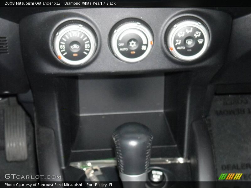 Diamond White Pearl / Black 2008 Mitsubishi Outlander XLS
