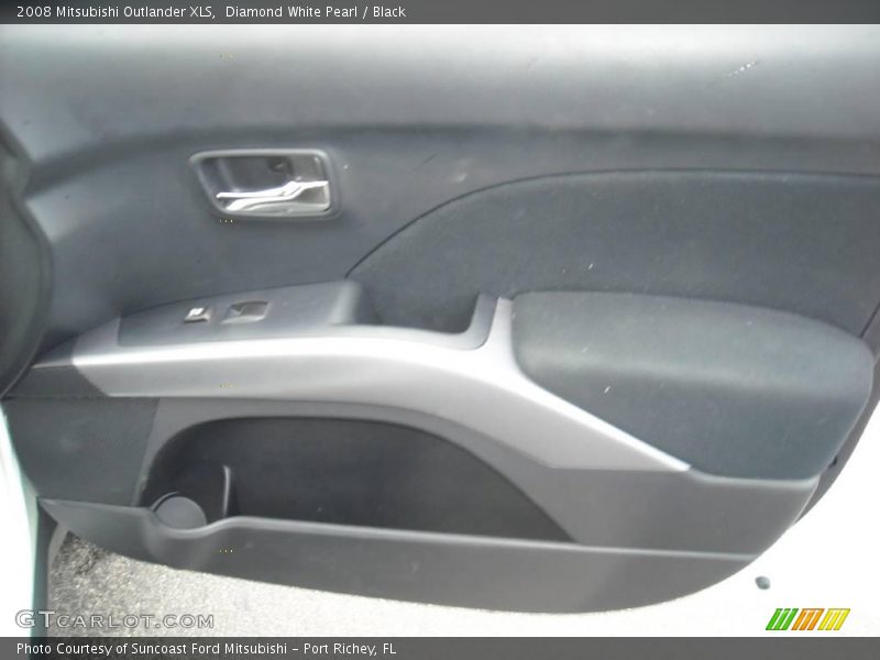 Diamond White Pearl / Black 2008 Mitsubishi Outlander XLS