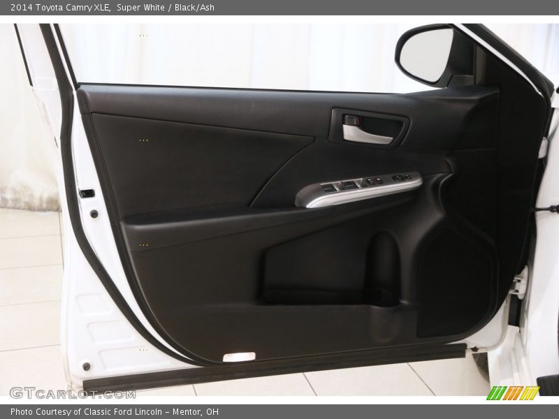 Super White / Black/Ash 2014 Toyota Camry XLE