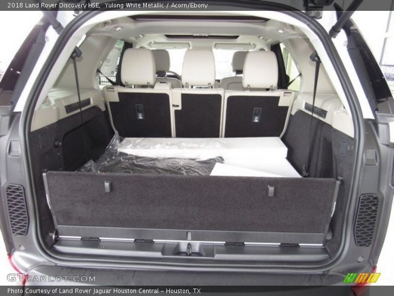 Yulong White Metallic / Acorn/Ebony 2018 Land Rover Discovery HSE