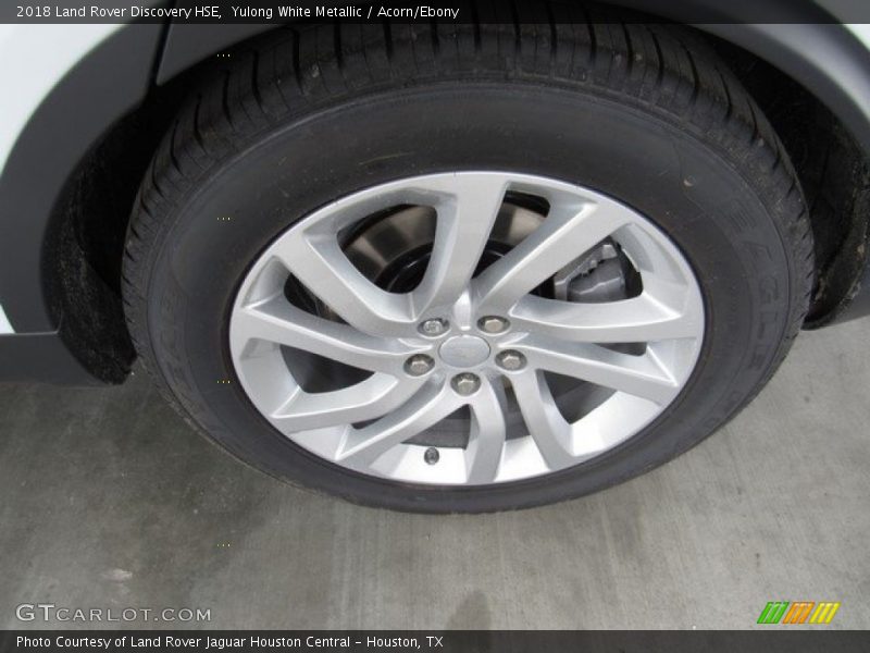 Yulong White Metallic / Acorn/Ebony 2018 Land Rover Discovery HSE