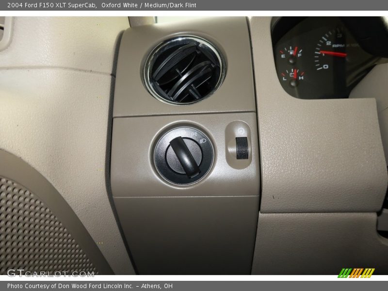 Oxford White / Medium/Dark Flint 2004 Ford F150 XLT SuperCab