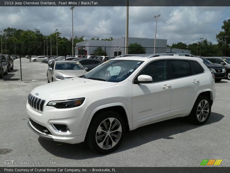 Front 3/4 View of 2019 Cherokee Overland