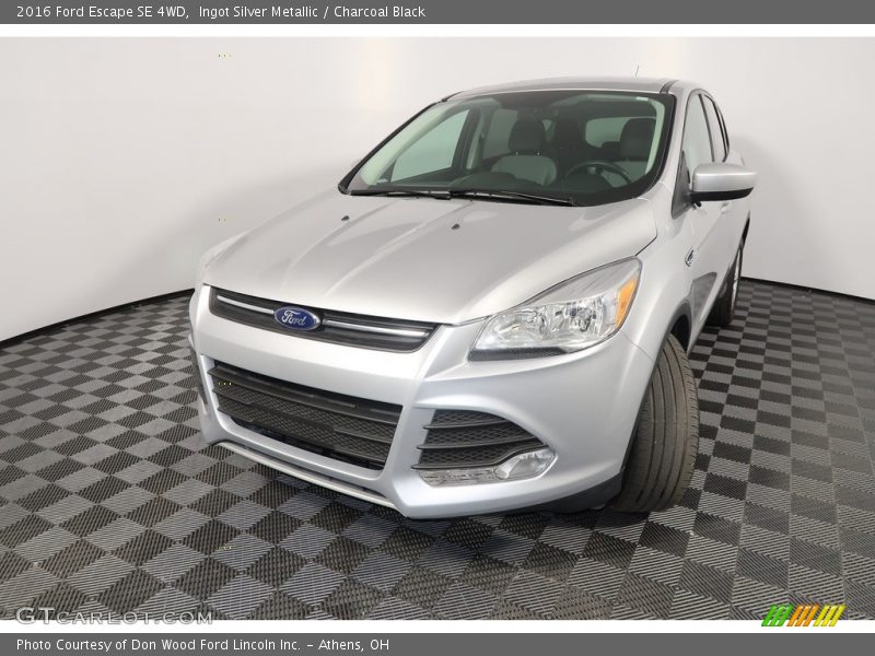 Ingot Silver Metallic / Charcoal Black 2016 Ford Escape SE 4WD