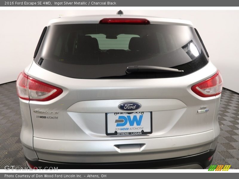 Ingot Silver Metallic / Charcoal Black 2016 Ford Escape SE 4WD
