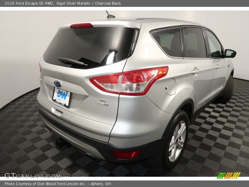 Ingot Silver Metallic / Charcoal Black 2016 Ford Escape SE 4WD