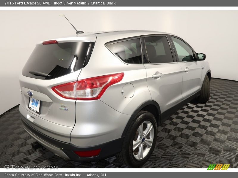 Ingot Silver Metallic / Charcoal Black 2016 Ford Escape SE 4WD
