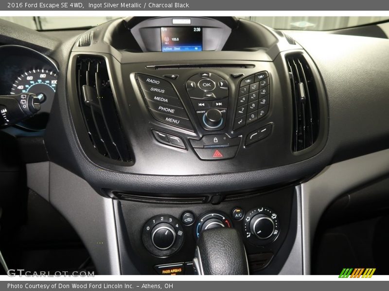 Ingot Silver Metallic / Charcoal Black 2016 Ford Escape SE 4WD