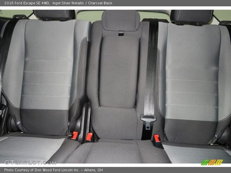 Ingot Silver Metallic / Charcoal Black 2016 Ford Escape SE 4WD