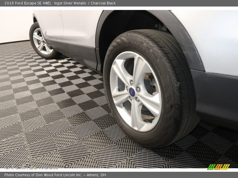 Ingot Silver Metallic / Charcoal Black 2016 Ford Escape SE 4WD