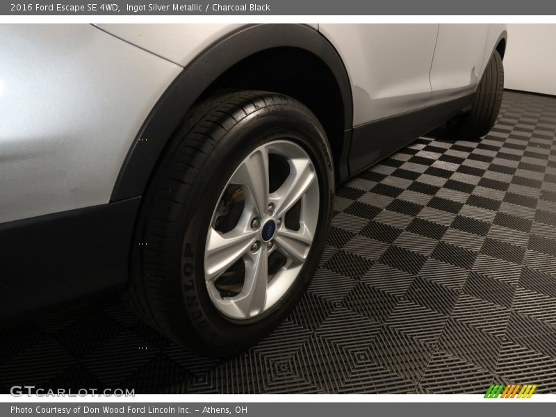 Ingot Silver Metallic / Charcoal Black 2016 Ford Escape SE 4WD