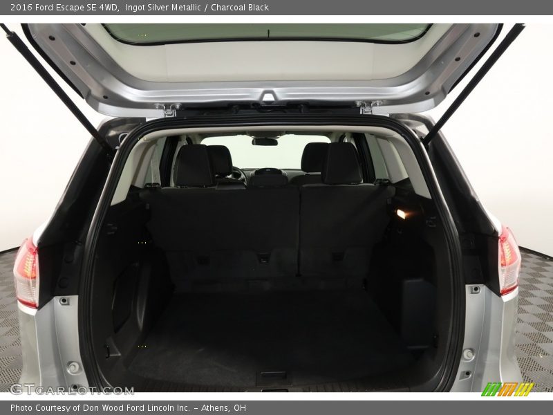 Ingot Silver Metallic / Charcoal Black 2016 Ford Escape SE 4WD