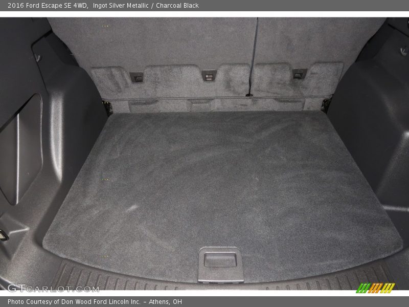 Ingot Silver Metallic / Charcoal Black 2016 Ford Escape SE 4WD