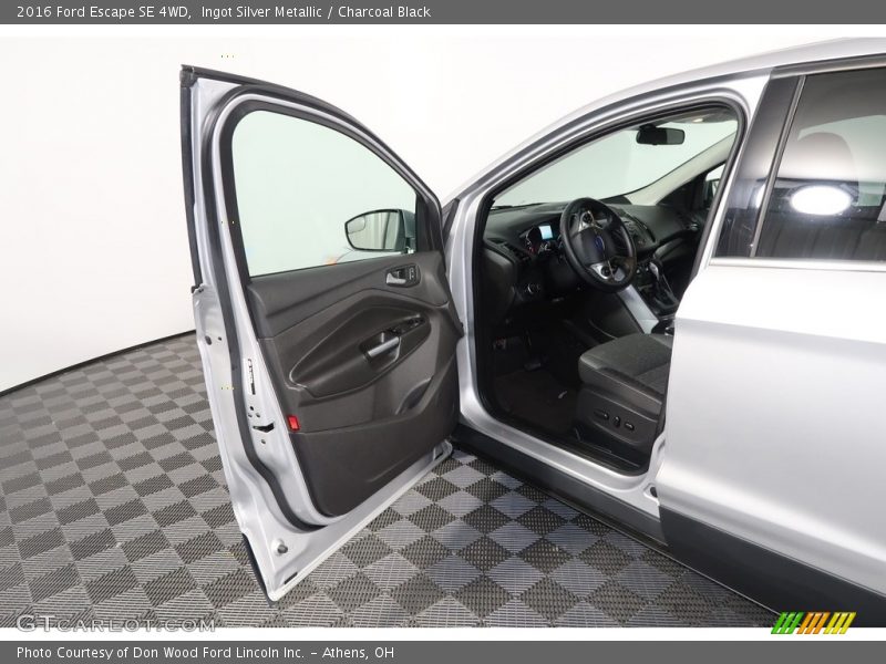Ingot Silver Metallic / Charcoal Black 2016 Ford Escape SE 4WD