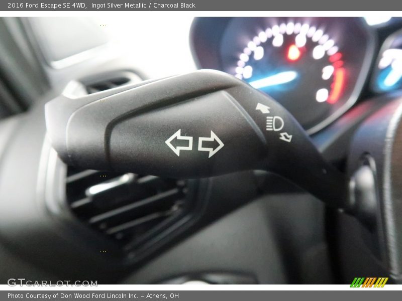 Ingot Silver Metallic / Charcoal Black 2016 Ford Escape SE 4WD