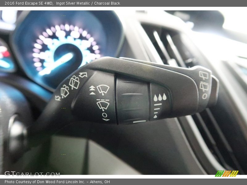 Ingot Silver Metallic / Charcoal Black 2016 Ford Escape SE 4WD