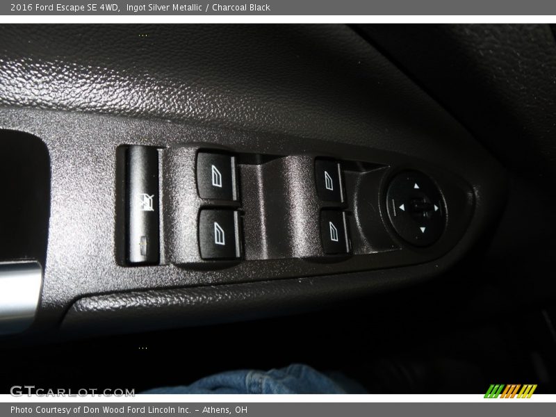 Ingot Silver Metallic / Charcoal Black 2016 Ford Escape SE 4WD
