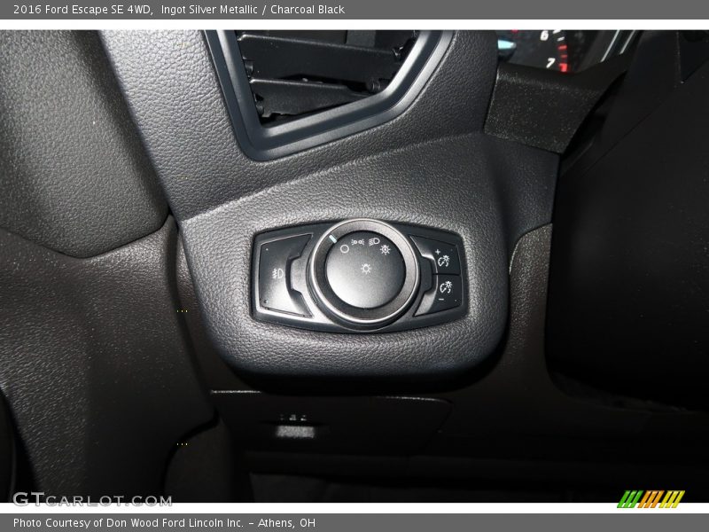 Ingot Silver Metallic / Charcoal Black 2016 Ford Escape SE 4WD
