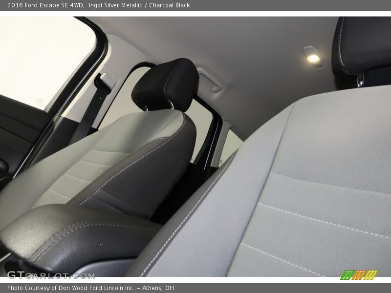 Ingot Silver Metallic / Charcoal Black 2016 Ford Escape SE 4WD