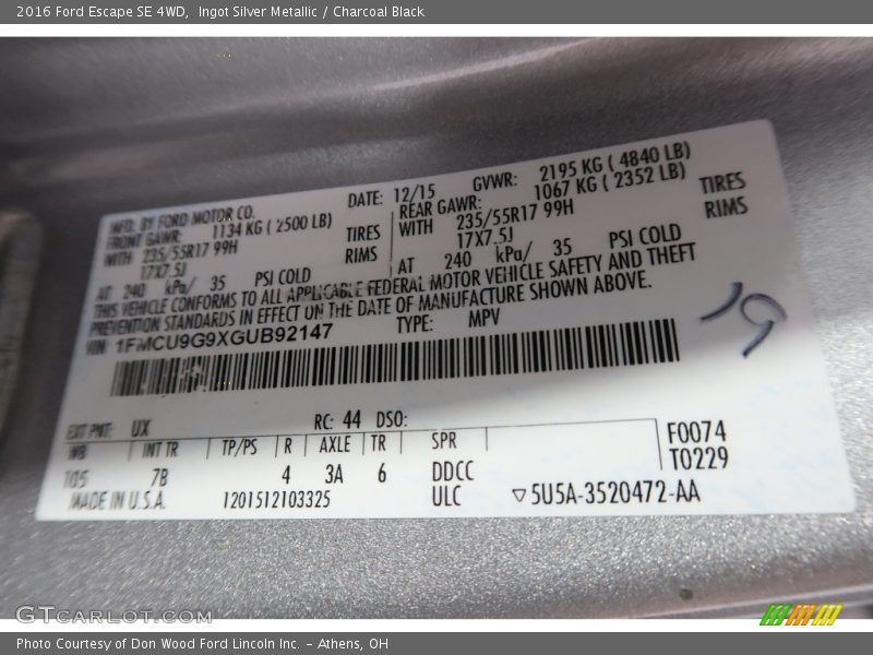 Ingot Silver Metallic / Charcoal Black 2016 Ford Escape SE 4WD