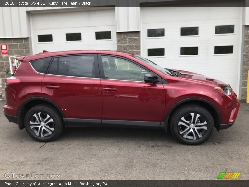 Ruby Flare Pearl / Black 2018 Toyota RAV4 LE