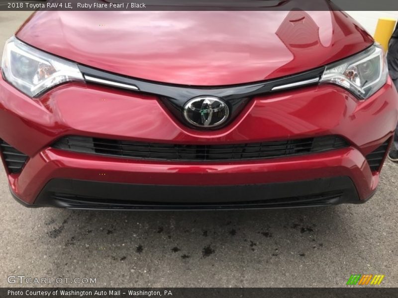 Ruby Flare Pearl / Black 2018 Toyota RAV4 LE