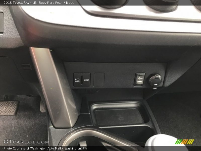 Ruby Flare Pearl / Black 2018 Toyota RAV4 LE
