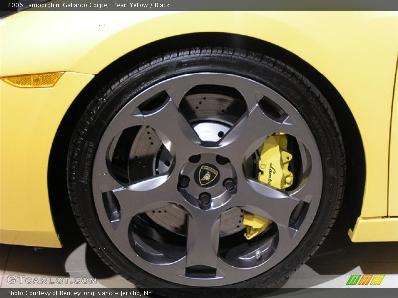 Lamborghini titanium wheels with Yellow Brake Calipers and Branding Package. - 2006 Lamborghini Gallardo Coupe
