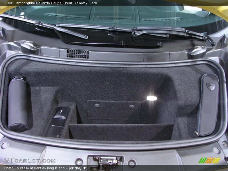 2006 Lamborghini Gallardo trunk with CD Changer. - 2006 Lamborghini Gallardo Coupe