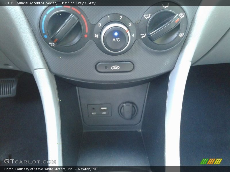 Triathlon Gray / Gray 2016 Hyundai Accent SE Sedan