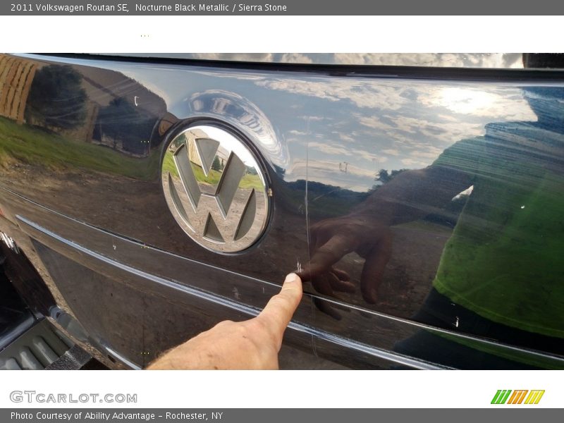 Nocturne Black Metallic / Sierra Stone 2011 Volkswagen Routan SE