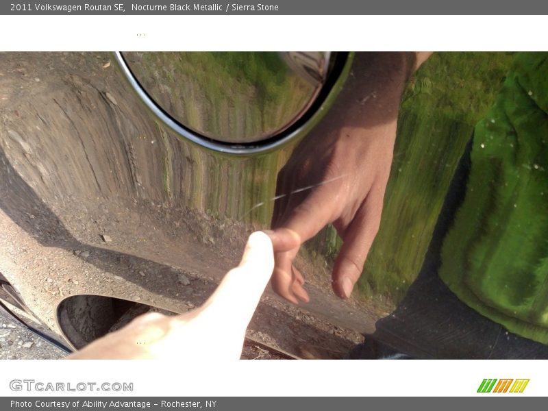Nocturne Black Metallic / Sierra Stone 2011 Volkswagen Routan SE