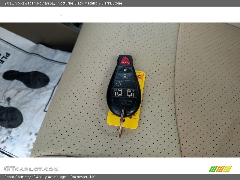 Nocturne Black Metallic / Sierra Stone 2011 Volkswagen Routan SE