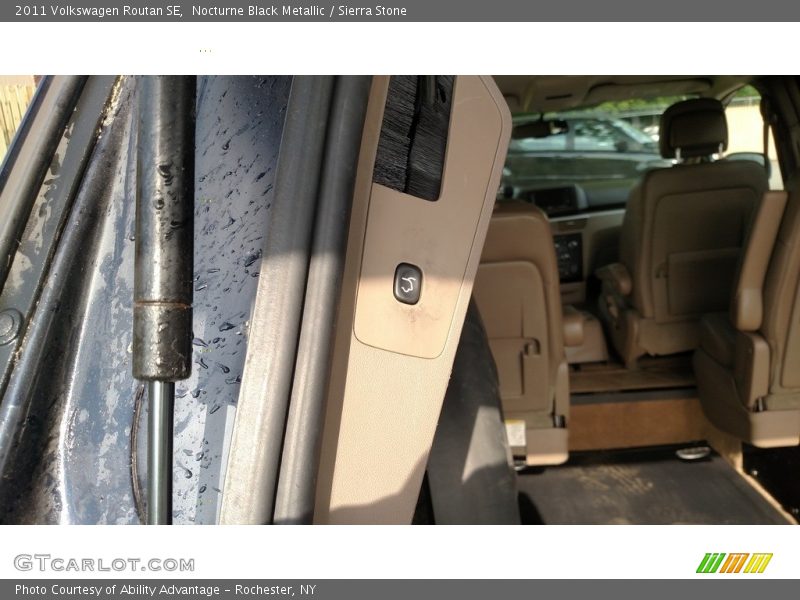 Nocturne Black Metallic / Sierra Stone 2011 Volkswagen Routan SE