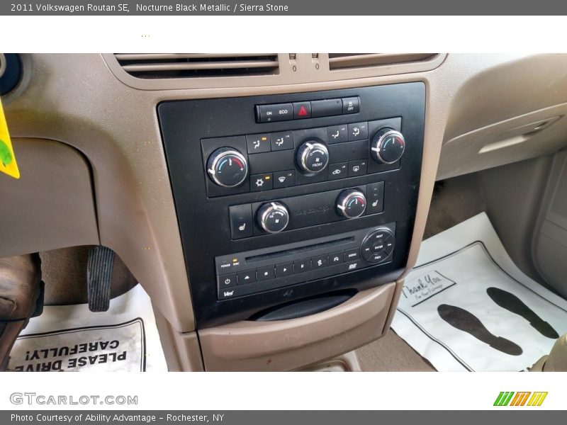 Nocturne Black Metallic / Sierra Stone 2011 Volkswagen Routan SE