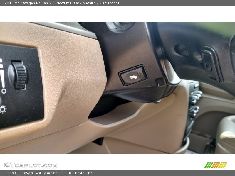 Nocturne Black Metallic / Sierra Stone 2011 Volkswagen Routan SE