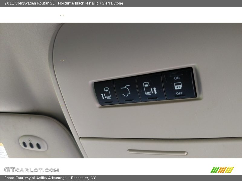 Nocturne Black Metallic / Sierra Stone 2011 Volkswagen Routan SE