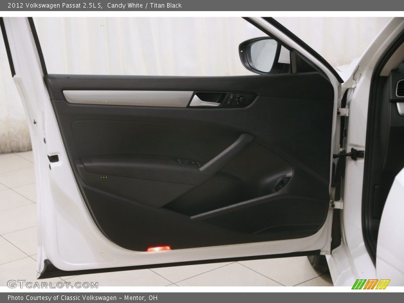 Candy White / Titan Black 2012 Volkswagen Passat 2.5L S